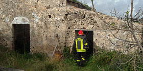 Via Diez: a fuoco un rudere