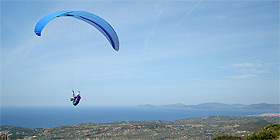 Algherese precipita col parapendio