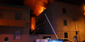 Entrano in casa e appiccano il fuoco ai mobili