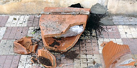 Foto-notizia: aiuole spaccate in centro