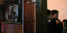 Studenti delle superiori dai banchi in cattedra