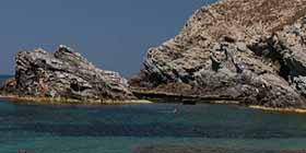 Cade dalla scogliera: salvato pescatore di Porto Torres