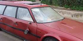 Auto imbottita di rifiuti in centro