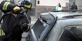 Cagliari, super lavoro dei pompieri. <i>Bomba</i> in piazza, auto in fiamme