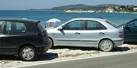 Dopo il ripascimento le auto parcheggiano sulla spiaggia