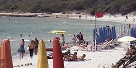 Ombrellone infilzato nel torace