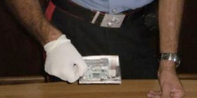 Restituisce carte e 570 euro: è Rom