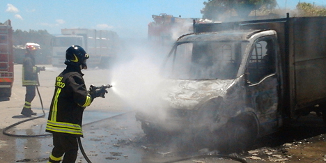 Alghero: camion rifiuti in fiamme| Foto