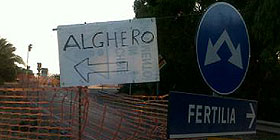 Fertilia a destra, Alghero a sinistra: il cartello