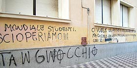 Il Centro Storico di Alghero imbrattato dai graffittari. Ogni genere di scritte sulle pareti del Liceo