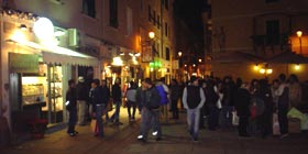 Shopping con la filodiffusione. Ad Alghero è già polemica