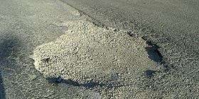 Un cratere sulla strada d'ingresso alla zona industriale