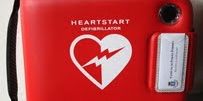 Infarto in campo, defibrillatore lo salva