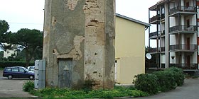 Fertilia, rischia di crollare la torretta dell’ex cabina elettrica