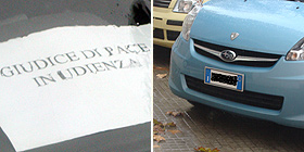 Giudice in udienza: auto sul marciapiede
