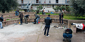 iRS ripulisce i giardini di via Matteotti | Foto
