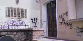 La facciata del Liceo classico sempre più imbrattata dai vandali