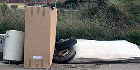 Foto-notizia: bidet e materassi in strada