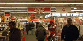 Sfondano Mediaworld e prelevano i bancomat