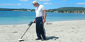 A spasso per le spiagge della Riviera con il metal detector