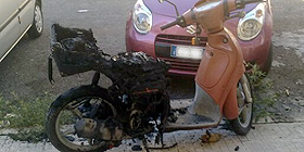 Auto e scooter in fiamme in via La Malfa a Sassari