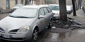 Primi fiocchi di neve a Cagliari. Incidenti nelle strade ghiacciate