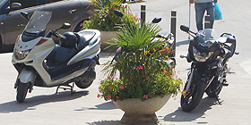 Moto sui marciapiedi, Sos parcheggi