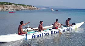 La canoa polinesiana solca le acque di Fertilia
