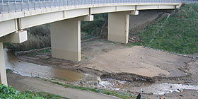 Lavori nella spiaggetta sotto il ponte di Calabona