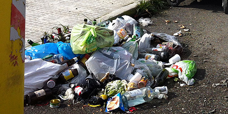 Rifiuti in via Bachelet a Sassari