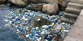 Foto-notizia: tappeto di rifiuti in mare