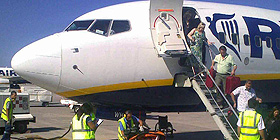 Ryanair <i>minaccia</i> le hostess: inaccettabile
