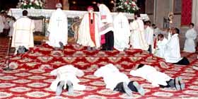 Con “Don Rino” il tema scottante della solitudine sacerdotale