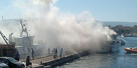 Barca in fiamme a Porto Torres