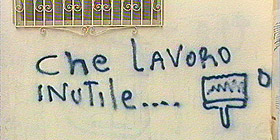 Deturpano la facciata del Liceo e tentano di dar fuoco al portone dingresso. Inutile lavoro degli studenti