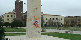 Fertilia, la Stele di San Marco imbrattata dai graffitari