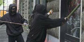 Raid teppistico nella scuola media di Via Mazzini